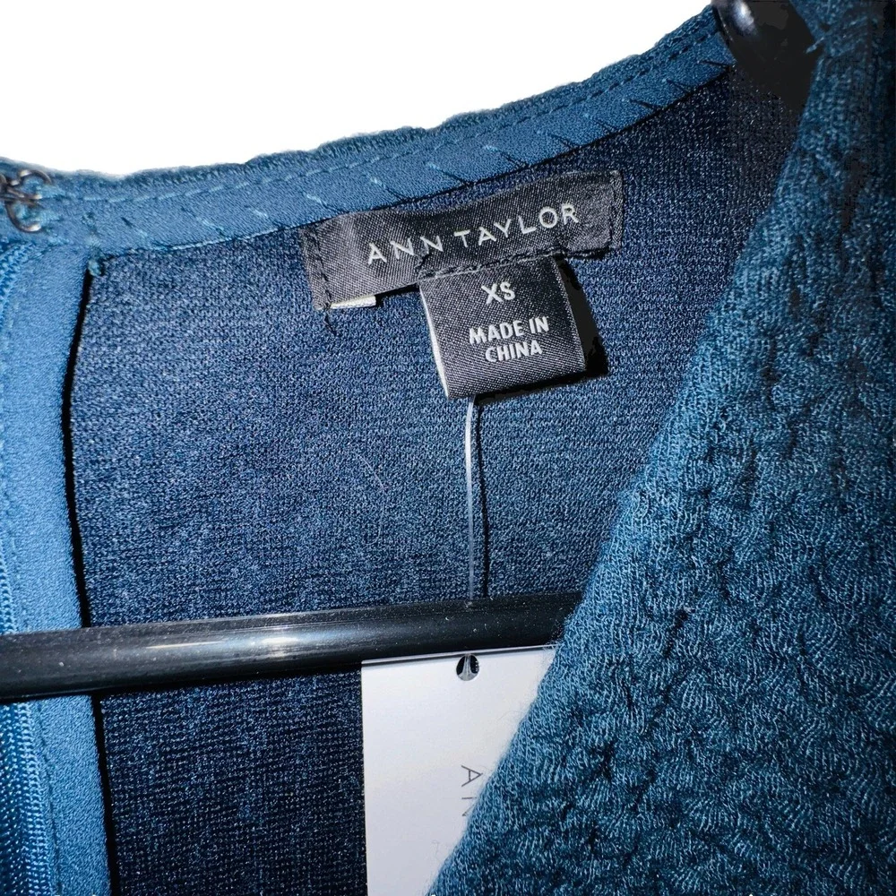 Ann Taylor Geo Jacquard Peplum Top Blue/Teal Textured Knit XS V neck zipper chic